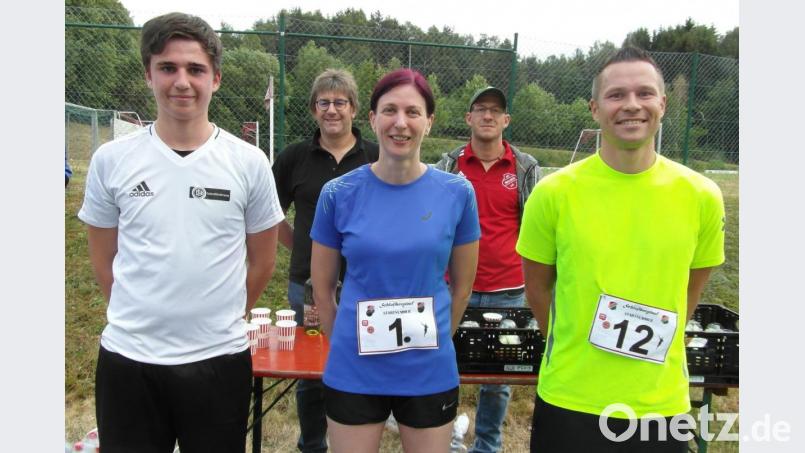 Den drei Bestplatzierten beim Schloßberglauf, Moritz Schmid, Heike Moller und Florian Trummer (vorne von links), gratulieren Christian Lukas und Benjamin Kuchenreuther (hinten von links). Bild: hl