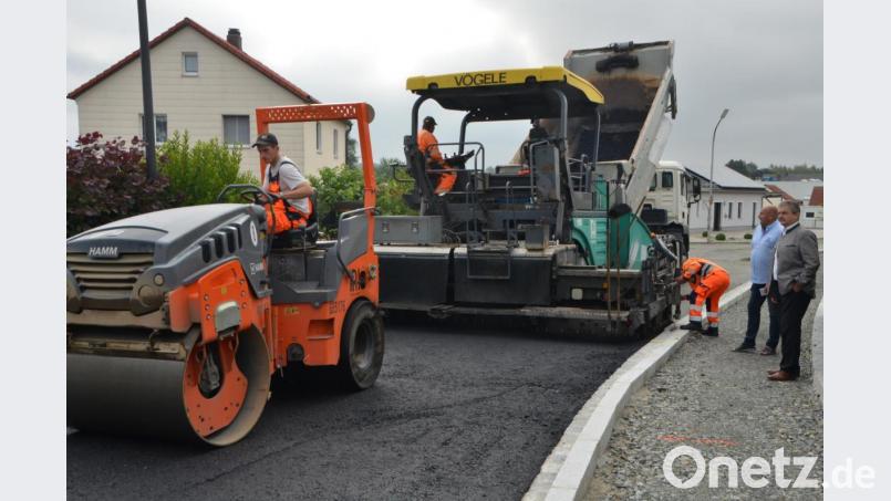 Bürgermeister Andreas Wutzlhofer und Außendienstleiter Karl Frey (von rechts) zeigen sich mit dem Baufortschritt im Braunetsriether Weg vollauf zufrieden. Die erste Entlastung für die Anwohner ist gekommen. Bild: dob