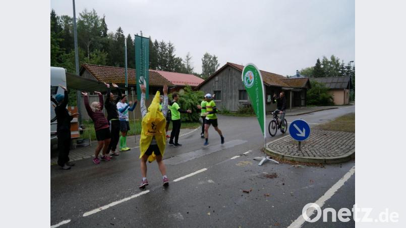 Der erste Staffelläufer von &quot;TKN Ultrarunners&quot; wird lautstark mit einer La-Ola-Welle empfangen. Bild: gz