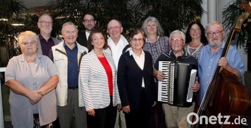 Die Sonntagsdichter gestalteten mit Gedichten, Geschichten und Musik einen unterhaltsamen Abend. Bild: Hirsch