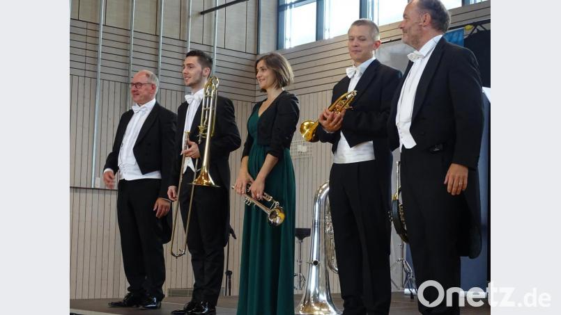 Ansonsten in den namhaften Konzerthallen der Welt daheim, diesmal bei einem Auftritt in Dürnsricht: Harmonic Brass mit (von links) Manfred Häberlein, Alexander Steixner, Elisabeth Fessler, Sebastian Krystek und Andreas Binder. Bild: Houschka