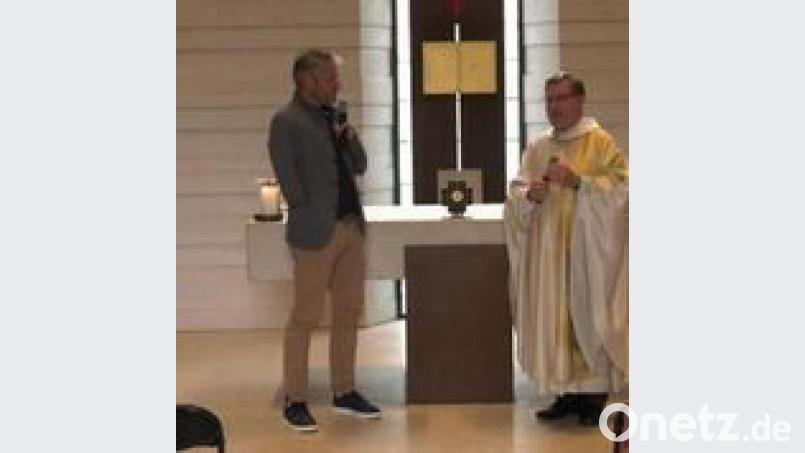 Pfarrer Manfred Strigl (rechts) und Olympionike Gerd Schönfelder (links) im sehr persönlichen Predigtgespräch. Bild: rw
