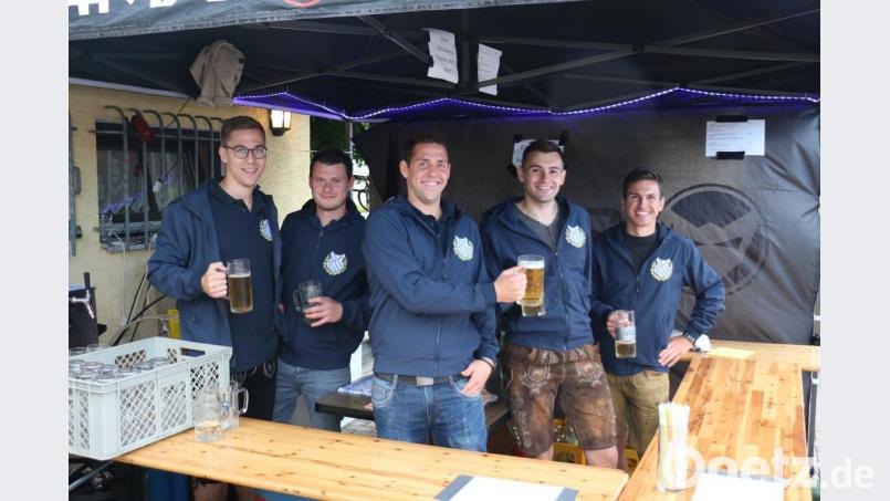Die Burschen freuen sich, dass trotz des Wetters die Gäste in Scharen kommen, und stoßen auf ein gelungenes Fest an. Bild: rpp