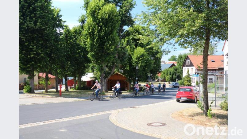 Nach einer Radtour durch die Kulmstadt über Mockersdorf und Wolframshof treffen die Radler in Kastl an der historischen Ortskirche St. Margaretha ein. Bild: rpp