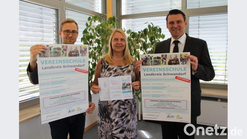 Landrat Thomas Ebeling stellte zusammen mit Doris Dürr und Geschäftsführer Florian Schmid (von rechts) von der Lernenden Region die Plakate und Flyer für die Vereinsschule vor, die zum ersten Mal im Landkreis Schwandorf angeboten wird. Bild: exb