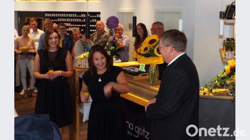 Oberbürgermeister Michael Cerny (rechts) gratulierte Marina Götz (Mitte) zur Eröffnung. Links Mitarbeiterin Sabrina Kaminski. Bild: Högl