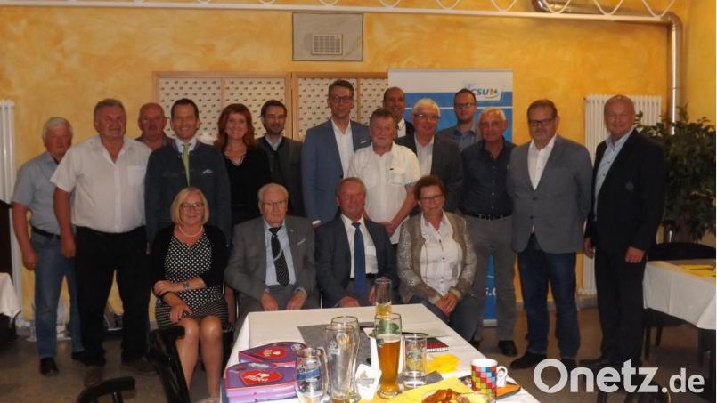 Für die langjährige Mitgliedschaft bei der CSU Floß werden geehrt: (sitzend von links) Rita Rosner, Hans Landgraf (60 Jahre), Erich Schieder (55 Jahre), Freia Bachmayer (15 Jahre). Stehend (von links), Walter Pröls (10 Jahre), Josef Lindner (40 Jahre), Georg Bodensteiner (25 Jahre), Albert Rupprecht, Andrea Gollwitzer (25 Jahre), Stephan Oetzinger, Markus Blume, Dieter Landgraf (35 Jahre), Harald Gollwitzer (30 Jahre), Udo Holzinger (40 Jahre), Sebastian Kitta (10 Jahre), Josef Schaller (45 Jahre), Josef Bachmayer (15 Jahre), Armin Betz. Nicht im Bild: Strobel Willy (45 Jahre), Riedel Manfred (25 Jahre), Kunz Reinhold (15 Jahre). Bild: trj