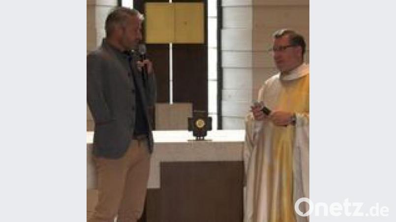Pfarrer Manfred Strigl (rechts) und Olympionike Gerd Schönfelder im sehr persönlichen Predigtgespräch. Bild: rw