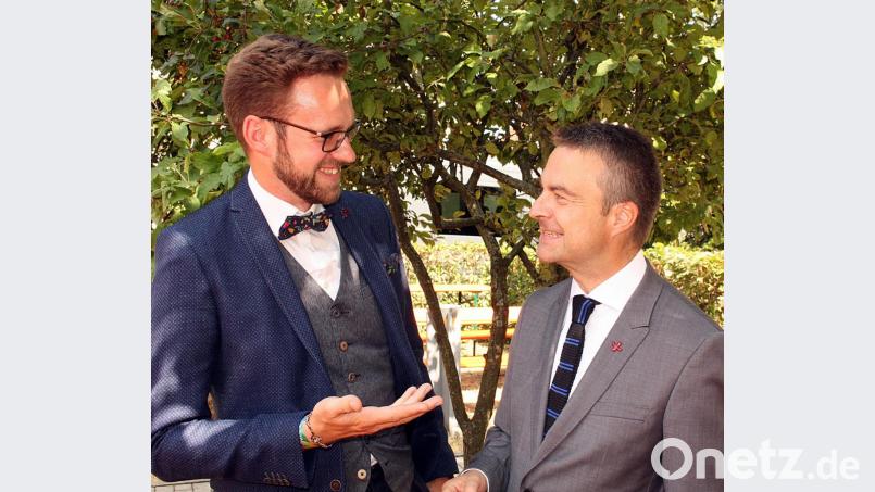 Neupriester Lucas Lobmeier (links) und Pfarrer Markus Schmid eröffnen auch den weltlichen Teil nach der Nachprimiz in der Pfarrkirche. Bild: R. Kreuzer