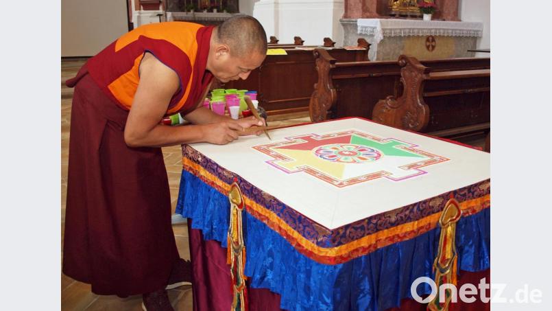 In stundenlanger Arbeit schuf Lama Tendar aus Tibet das Mandala, welches nach buddhistischer Tradition nach der Bibelnacht vollkommen aufgelöst wird. Bild: sön