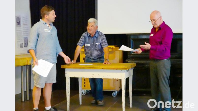 Der Amtsarzt besucht den Hofapotheker, um herauszufinden, wer das Gift gekauft haben könnte. Regisseur Florian Wein (links) gibt den Schauspielern Hilfestellung. Bild: gac