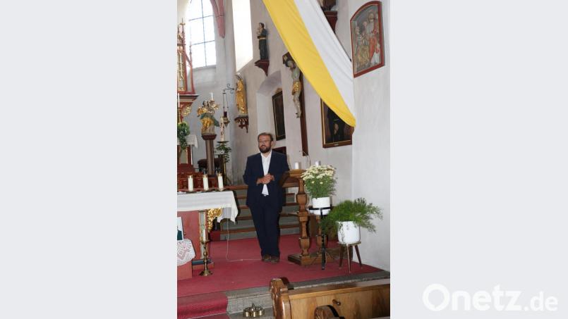Ortschronist Hans Walter weiß viel über die gewachsenen kirchlichen Strukturen der Region und die wechselhafte Kirchengeschichte des Kastler Gotteshauses zu erzählen. Er weiß auch, dass Kastl vorübergehend einmal evangelisch war. Bild: rpp