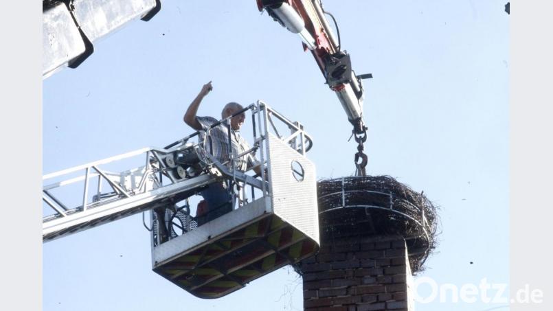 Spengler Josef Andree ließ sich im Korb der Drehleiter nach oben fahren und befestigte das Storchennest am Kamin des ehemaligen Schlachthofes. Bild: Hirsch