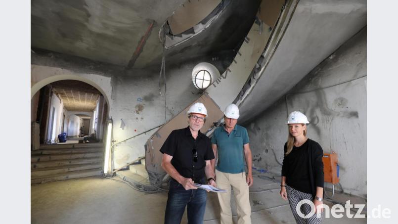 Auch das Treppenhaus aus den 50er-Jahren ist bereits denkmalgeschützt. Im Bild von links: Der Bereichsleiter Hochbau beim Staatlichen Bauamt, Roman Beer, der Bereichsleiter Amberg-Sulzbach, Christian Kopf, und Baupraktikantin Eva-Maria Schiederer. Bild: Wolfgang Steinbacher
