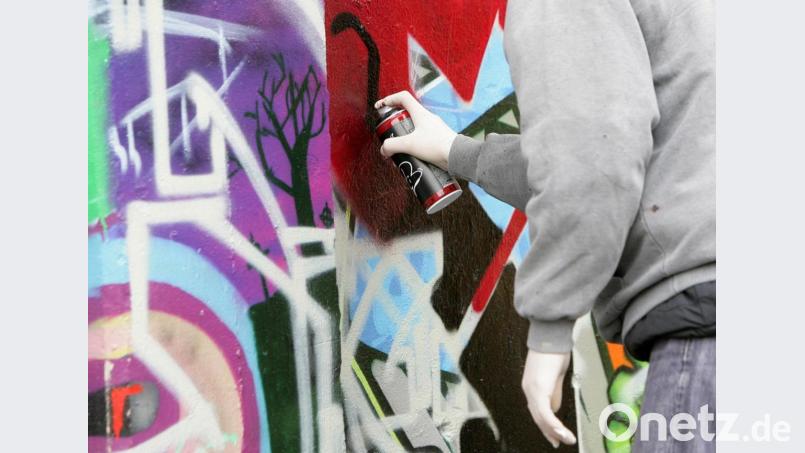 Graffiti kann Kunst sein - doch nicht im Fall der Schmierereien im Stadtgebiet, die im Zusammenhang mit Fangruppen der Blue Devils stehen. Bild: Jens Kalaene/dpa