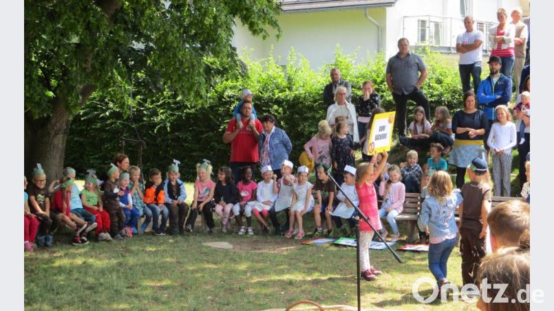 Zahlreiche Gäste kommen bei strahlendem Sonnenschein zum Herz-Jesu-Sommerfest in den Kindergarten am Mühlweg. Bild: mez