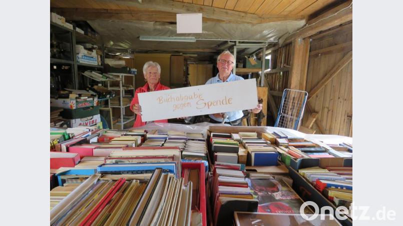 Gisbert und Irmgard Schulwitz sind fertig mit Vorbereitungen und freuen sich auf interessierte Gäste. Auf dem Bücherbasar können jede Menge Schnäppchen gemacht werden, sagen sie. Bild: ubb