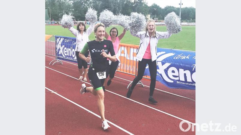 Da strahlt sie mit den Cheerleaders um die Wette: Claudia Mai beim Zieleinlauf: Bild: bha