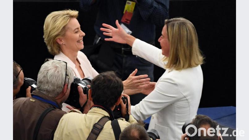EU-Außenbeauftragte Federica Mogherini (rechts) gratuliert Ursula von der Leyen nach der Bekanntgabe der Wahlergebnisse im Plenarsaal. Von der Leyen wird die neue EU-Kommissionspräsidentin. Bild: Marijan Murat/dpa