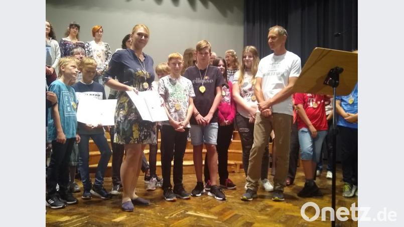 Gratulation zum zweiten Preis beim Wettbewerb &quot;Mut zur Nachhaltigkeit&quot;: Diplom-Religionspädagoge Werner Viehause von der Schulpastoral Regensburg (von rechts) überreicht den Sandra Fichtl, Vanessa Heldmann, Jonas Dürr und Oliver Brors sowie Lehrerin Maria Buchfelder die Gewinnerurkunde. Bild: abu
