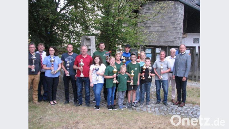Mit 35 teilnehmenden Mannschaften erfreut sich die Kegel-Marktmeisterschaft auf den "Hallermichl"-Bahnen großer Beliebtheit. Die Siegermannschaften freuen sich über Pokale. Bild: knh