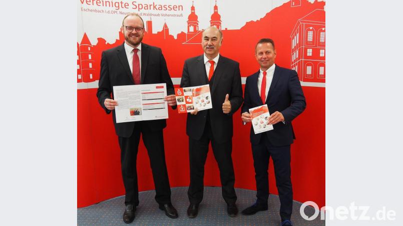 Zufrieden mit der Jahresbilanz der Vereinigten Sparkassen sind (von links) Verwaltungsratsvorsitzender Landrat Andreas Meier, Vorstandsvorsitzender Josef Pflaum und Vorstandsmitglied Gerhard Hösl. Bild: Bühner