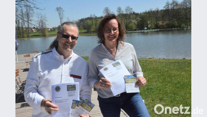 Lions-Präsident Michael Richthammer und Schwimmvereinsvorsitzende Ilona Forster werben für das 24-Stunden-Schwimmen für das Schätzlerbad. Archivbild: Kunz