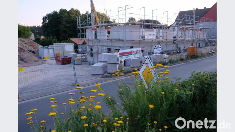 Der Vorbacher Wohnungsbau in kommunaler Hand mit einer spektakulären Höchstförderung von 90 Prozent geht zügig voran. Mit der Vergabe weiterer Gewerke erhöht sich die Vergabesumme für die 9 Wohneinheiten auf 1,6 Millionen Euro. Bild: do