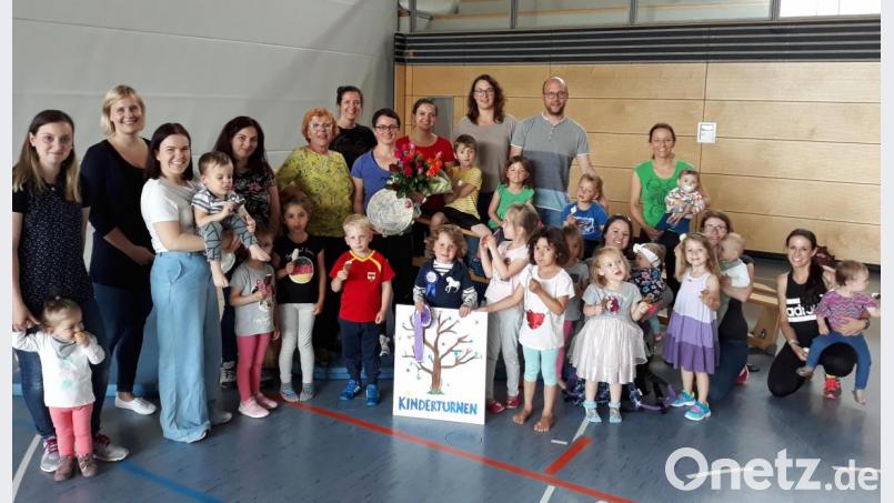 Zehn Jahre hat Martina Kuhbandner (mit Blumenstrauß) das Mutter-Kind-Turnen betreut. Zur Verabschiedung kommt auch VHS-Leiterin Gertraud Pögelt (Fünfte von links). Bild: hai