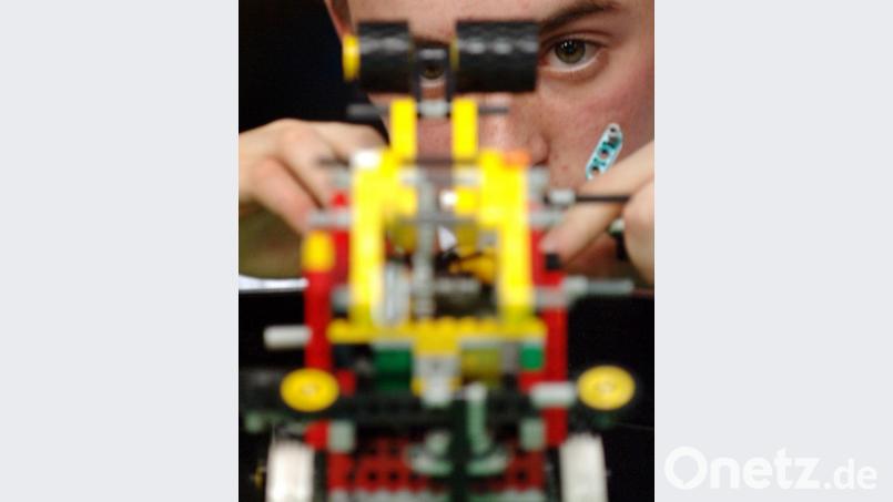 Drei Oberpfälzer Schulen qualifizierten sich für das Finale der bayerischen Robotik-Meisterschaft in München. Bild: Arne Dedert/dpa