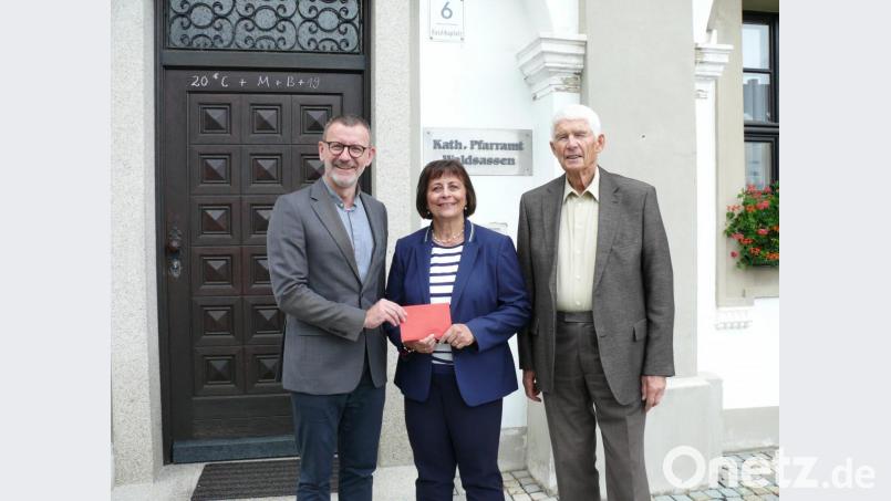 Stadtpfarrer Thomas Vogl, Johanna Maurer und Willi Pröls (von links) bei der Übergabe der Spende für die Orgelreinigung. Bild: kgg