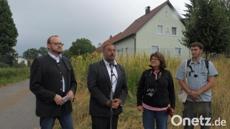 Landrat Andreas Meier und Bürgermeister Josef Beimler sind mit Mathilde Müllner und Philipp Glaab vom Naturpark &quot;Nördlicher Oberpfälzer Wald&quot; in Waldthurn unterwegs (von links). Bild: exb