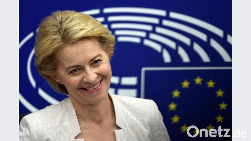Die neue EU-Kommissionspräsidentin Ursula von der Leyen lacht bei einer Pressekonferenz nach ihrer Wahl. Bild: Marijan Murat/dpa
