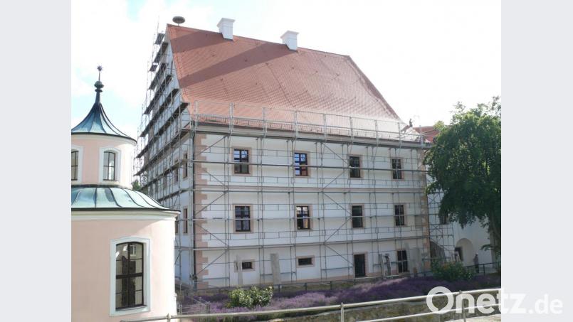 Eingerüstet ist das ehemalige Abtschloss: Anlass dafür ist die Montage von zusätzlichen Schneefang-Einrichtungen, erklärte Behördenleiterin Bettina Drechsel auf Anfrage. Bild: kgg