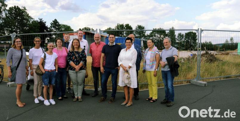 Die SPD-Stadtratsfraktion und einige Kandidaten, die im März 2020 gewählt werden wollen, befassten sich bei einem Ortstermin mit dem D-Programm sowie der Bau- und Radwegsituation in Amberg. Bild: gf