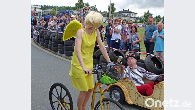 Nicht Blumen pflücken, sondern „Flirten während der Fahrt erlaubt“ beim dritten Weidener Seifenkistenrennen. Bild: Dobmeier