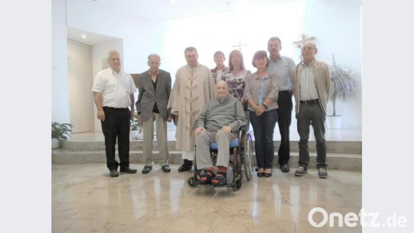 Priesterjubilar Pfarrer Wolfgang Hastler freut sich über den Besuch von Stadtpfarrer Pater Hans Ring und der Abordnung aus der Pfarrgemeinde Burkhardsrieth. Bild: tu