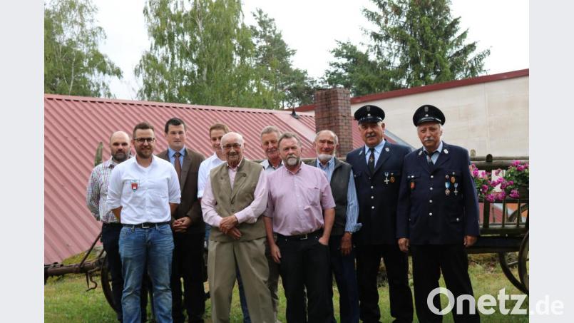 Gut auf gelegt feierte Ludwig Zimmerer seinen 90. Geburtstag. Neben der Feuerwehr, dem TSV und dem Wald- und Verschönerungsverein gratulierten auch Pfarrer Hans Spitzhirn und Bürgermeister Martin Schwandner dem hochgeschätzten Geburtstagskind. Bild: bnr