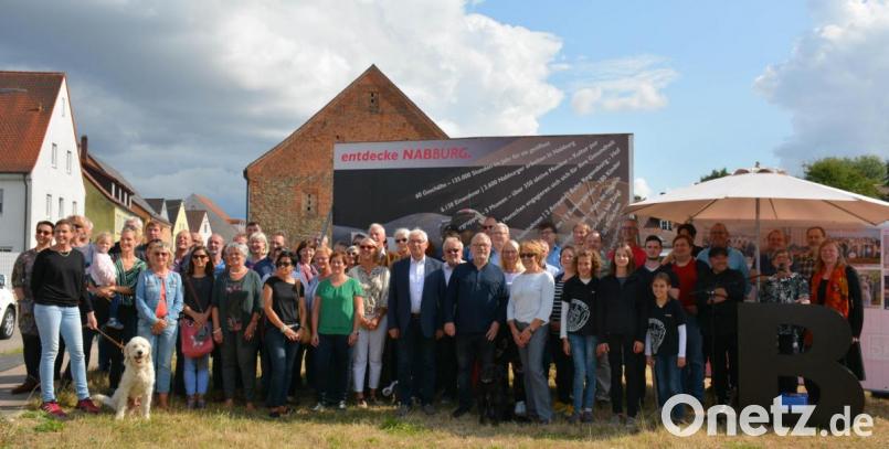 Zur feierlichen Finissage kamen viele Mitwirkende und Ehrengäste noch einmal auf die Brandlwiese, wo vor fast einem Jahr die aufwendige Imagekampagne mit der Enthüllung des ersten Bildes begann. Bild: eya
