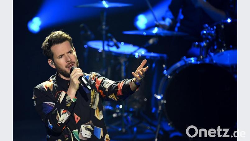Johannes Strate von der Band &quot;Revolverheld: Die Musiker spenden die Gage für den Auftritt bei den den Schlossfestspielen in Regensburg an die Regensburger Seenotretter von &quot;Sea-Eye&quot;. Bild: Britta Pedersen/dpa