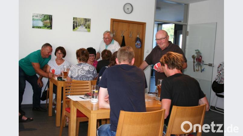 Heiner Kohl (hinten, Mitte) hat beim Lehrgangsauftakt mit Fritz Gradl (links) und Erwin Dromann (vorne) von der Gesellschaft &quot;Frohsinn&quot;, selbst begeisterte &quot;Schafkopfer&quot;, freiwillige Helfer zur Unterstützung an den Anfängertischen. Ein einziger männlicher Teilnehmer hat sich in die Frauenrunde gewagt. Bild: gpa