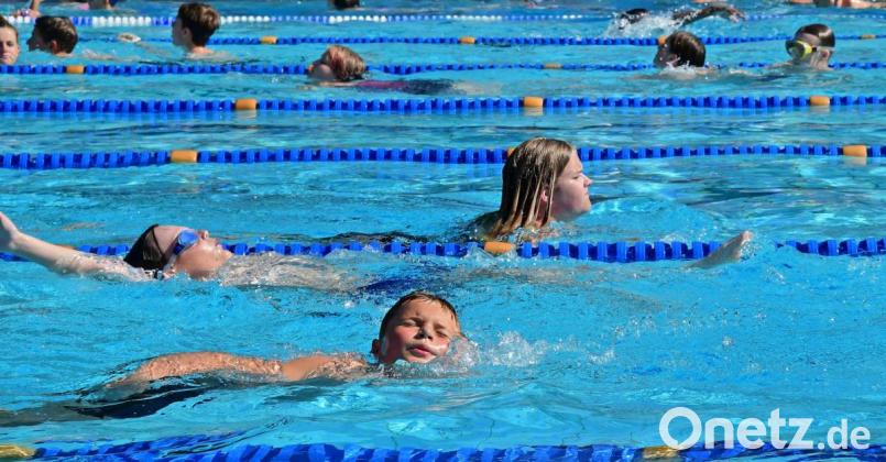 Bevor am Freitag um 12 Uhr alle ins Wasser dürfen, die wollen, sind die Schüler an der Reihe. Eröffnet wird das 24-Stunden-Schwimmen um 9 Uhr mit dem Startschuss für die Vertreter der Stadt, des Stadtverbandes für Sport und der Sponsoren. Bild: Petra Hartl