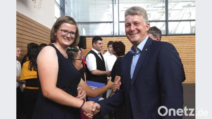 Schulleiter Tobias Mandl (rechts) gratulierte der besten Absolventin bei den Küchenhilfen, Regina Kerschensteiner, und verlieh ihr zudem einen Anerkennungspreis. Bild: Hirsch