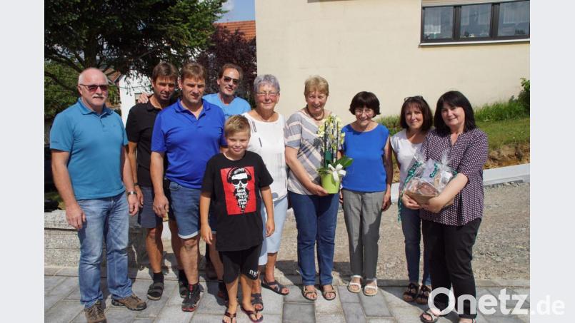 Betti Flöttl (Mitte) freute sich an ihrem 80. Geburtstag über den Besuch ihrer Söhne Anton und Hubert (Zweiter und Dritter von links) sowie von Urenkel Luca. Glückwünsche überbrachten Bürgermeisterin Birgit Höcherl (rechts) sowie Vereinsvertreter. Bild: mmj