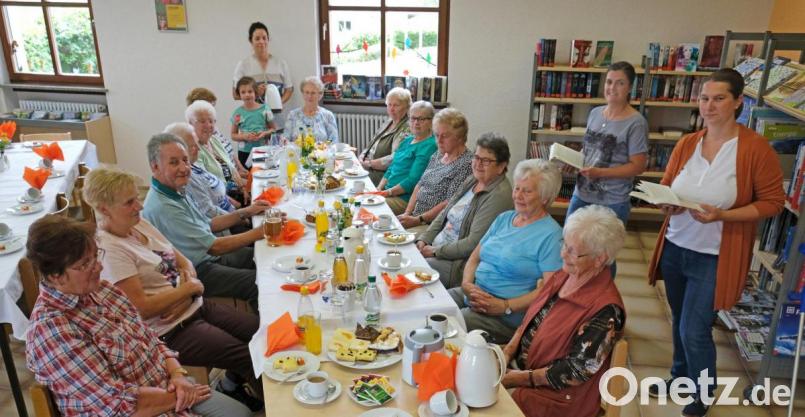 Die "Hutzastub'n" machte Station im Rathaus. Dort wurde den Senioren die Bücherei vorgestellt. Bild: nm