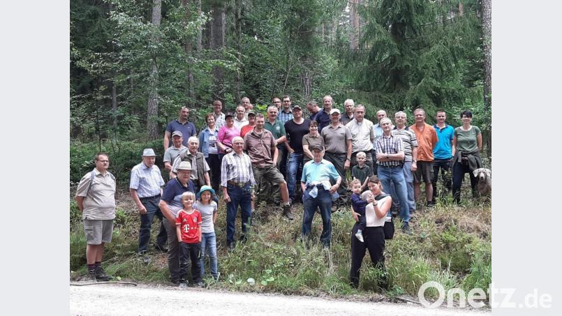 Spannend und informativ war die Waldbegehung im Revier „Schnaittenbach Forst“ für die rund 40 Jagdpächter und Waldbesitzer. Bild: ads