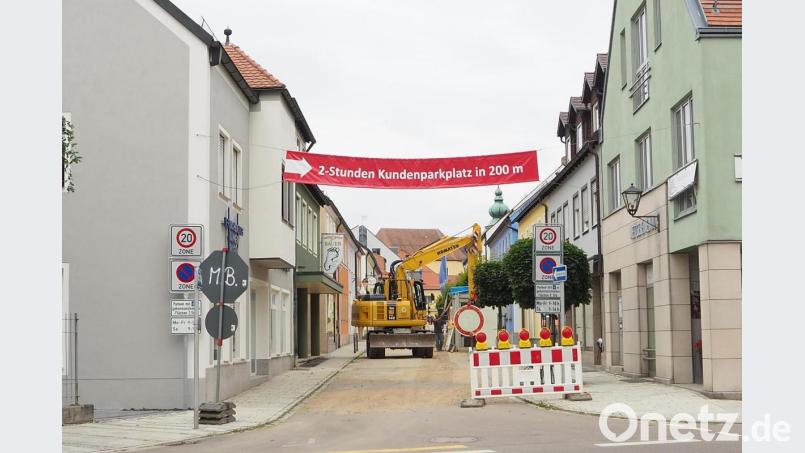 Mit Hinweisen auf Parkplätze in der Nähe und Rabatt-Aktionen versuchen die Inhaber der Geschäfte in der Oberviechtacher Bahnhofstraße ihre Kunden mit der Baustelle zu versöhnen. Bild: bl