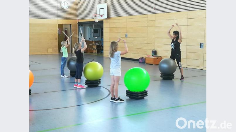 Das klappt doch schon ganz gut: Bereits nach dem ersten Training mit Beate Schmucker (rechts) können die Mädchen und Buben zu verschiedenen Musikstücken trommeln. Bild: exb