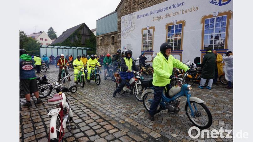 Nach kurzem Halt beim CeBB ging es für die Moped-Lenker wieder weiter auf der Rundfahrt entlang der bayerisch-böhmischen Grenze. Bild: eib