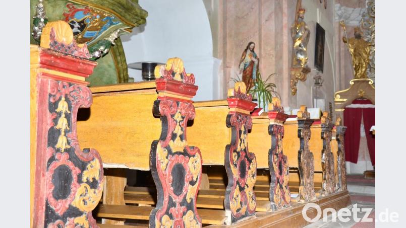 Die Restaurierung der farblich gefassten Rokkoko-Wangen an den Sitzbänken ist Teil der Maßnahmen, durch die der Verein seit 1991 rund 500.000 Euro in die Heimatpfarrkirche investierte. Bild: fjo